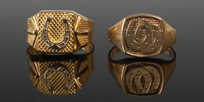 Lot 578 - A 9ct gold signet ring with double horseshoe...