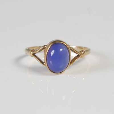 Lot 542 - A 9ct gold and blue cabochon gem stone set...