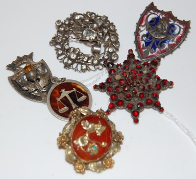 Lot 49 - A group of six assorted brooches to include a...