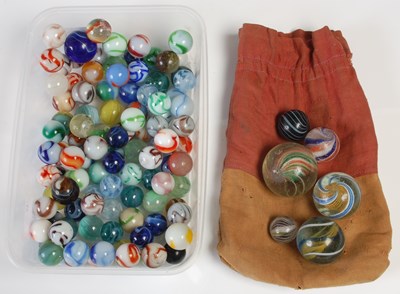 Lot 189 - A collection of assorted vintage glass marbles,...