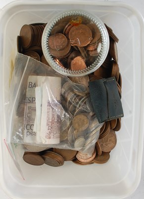 Lot 280 - A box of assorted vintage coinage and...