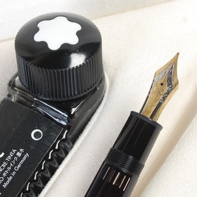 Lot 215 - A Mont Blanc Meisterstück No.149 fountain pen,...