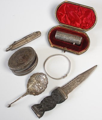 Lot 505 - A collection of assorted silver and white...