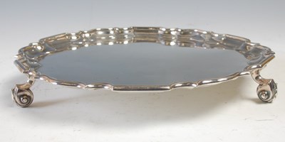 Lot 490 - An Edwardian silver salver, Sheffield 1909,...