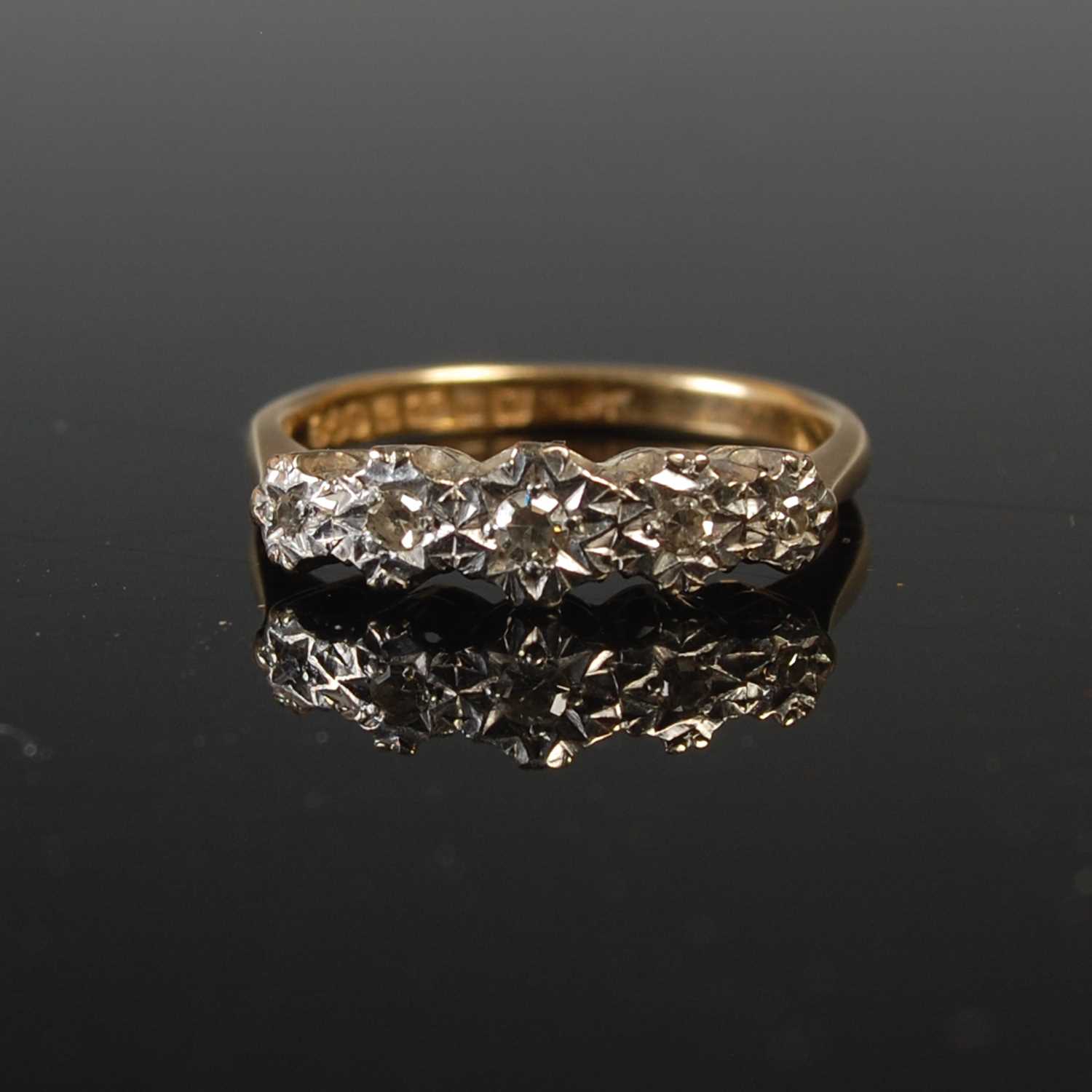 Lot 528 - An 18ct gold and diamond five stone ring, size...