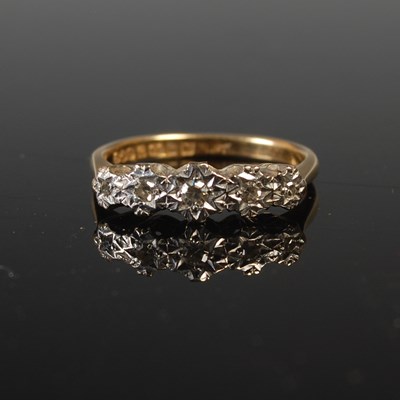 Lot 528 - An 18ct gold and diamond five stone ring, size...