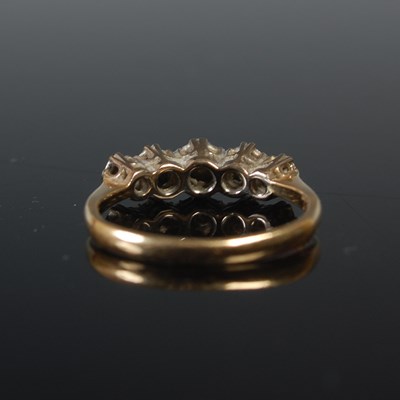 Lot 528 - An 18ct gold and diamond five stone ring, size...
