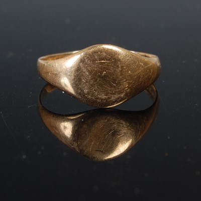 Lot 568 - An 18ct gold signet ring, size Q, 3.1 grams.