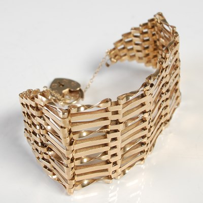 Lot 647 - A yellow metal bracelet, tests as 9ct gold,...