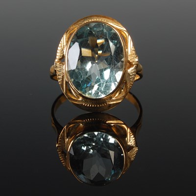 Lot 572 - A yellow metal and aquamarine single stone...