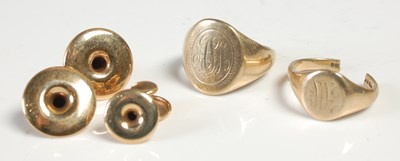 Lot 523 - A group of 9ct gold, to include a signet ring,...
