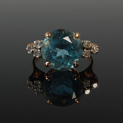 Lot 604 - A yellow metal, aquamarine and diamond set...