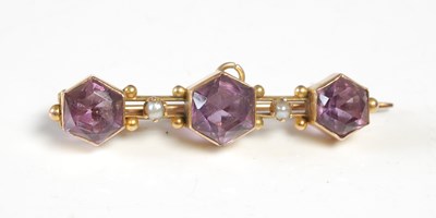 Lot 553 - A late 19th/ early 20th century yellow metal,...