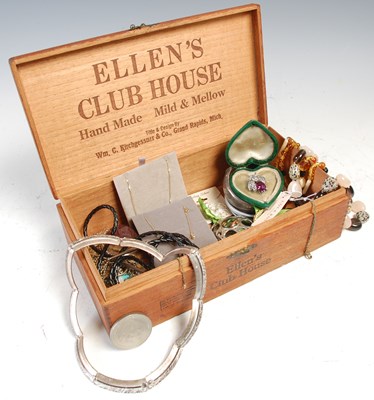 Lot 653 - A box of assorted costume jewellery.