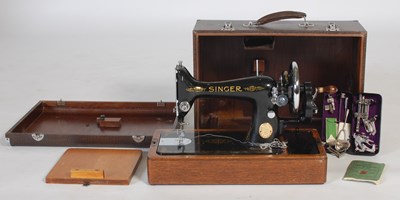 Lot 270 - A vintage Singer sewing machine in fitted case.