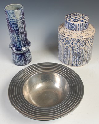 Lot 772 - A group of decorative items, to include a blue...