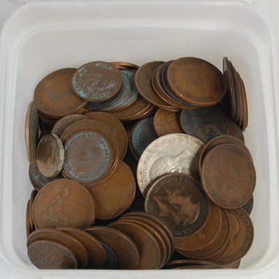 Lot 282 - A box of assorted vintage coinage.