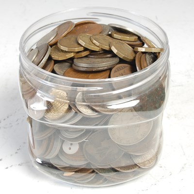 Lot 277 - A tub of assorted vintage coinage.