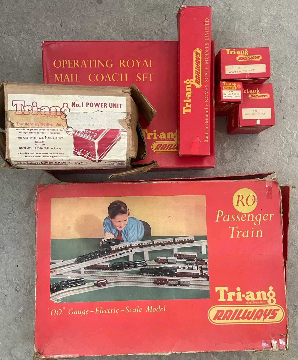 Lot 354 - A box of assorted vintage Triang railway