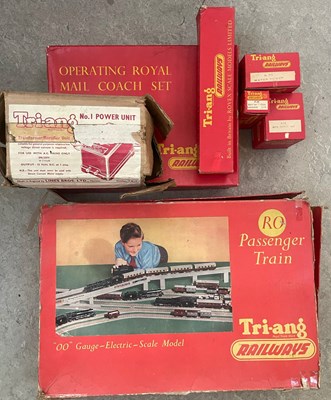 Lot 354 - A box of assorted vintage Triang railway items,...