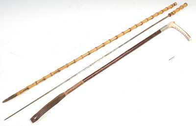 Lot 255 - A horn handled riding crop and a yellow metal...