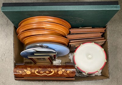 Lot 322 - A box of assorted household items, to include...