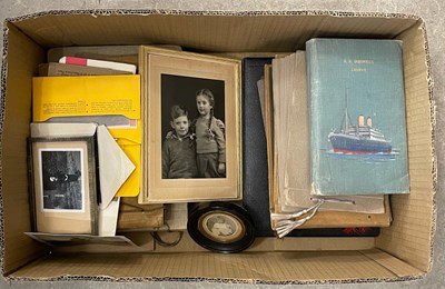 Lot 325 - A box of assorted vintage photograph...