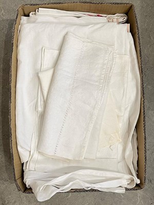 Lot 342 - A box of assorted linen and napery.
