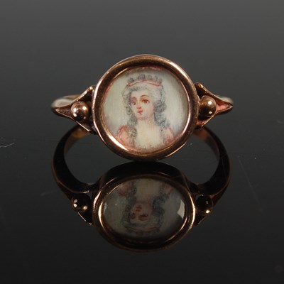 Lot 626 - An 18th century portrait ring, with circular...