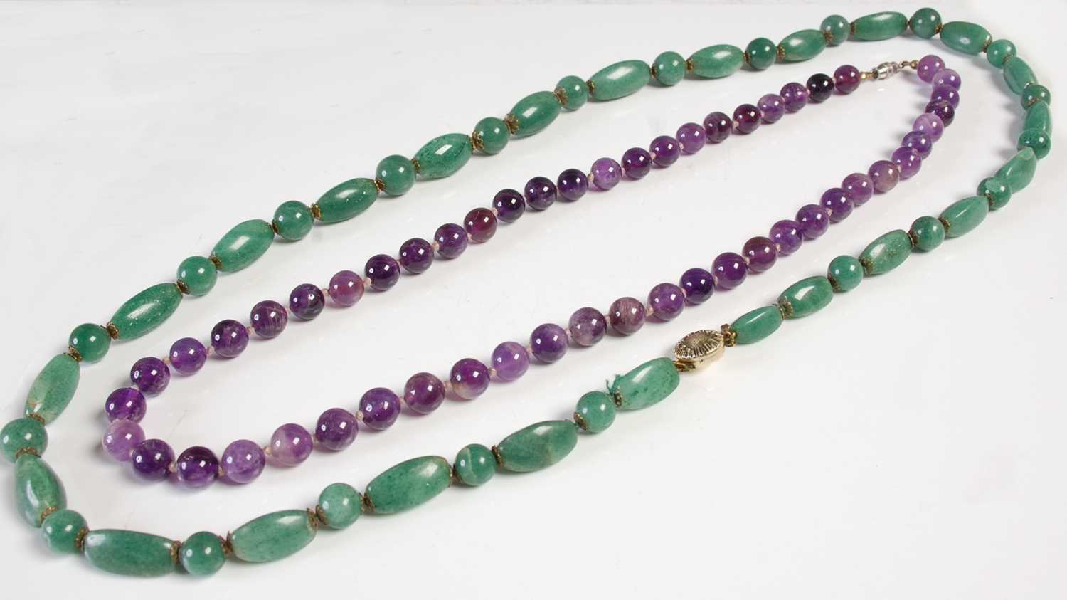 Lot 538 - A green hardstone bead necklace, with...