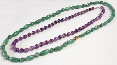 Lot 538 - A green hardstone bead necklace, with...