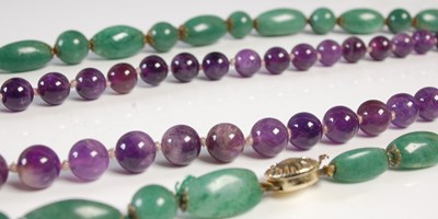 Lot 538 - A green hardstone bead necklace, with...