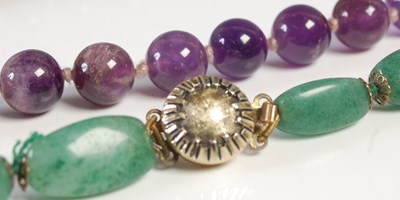 Lot 538 - A green hardstone bead necklace, with...