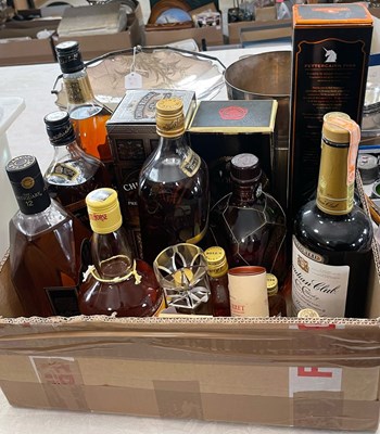 Lot 317 - A box of assorted whisky, to include boxed...