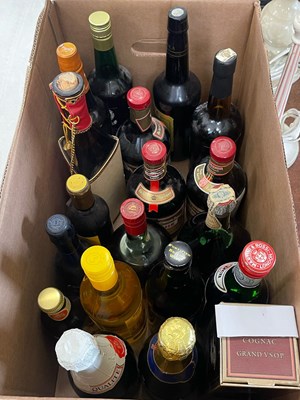 Lot 321 - A box of assorted spirits, to include Drambuie,...