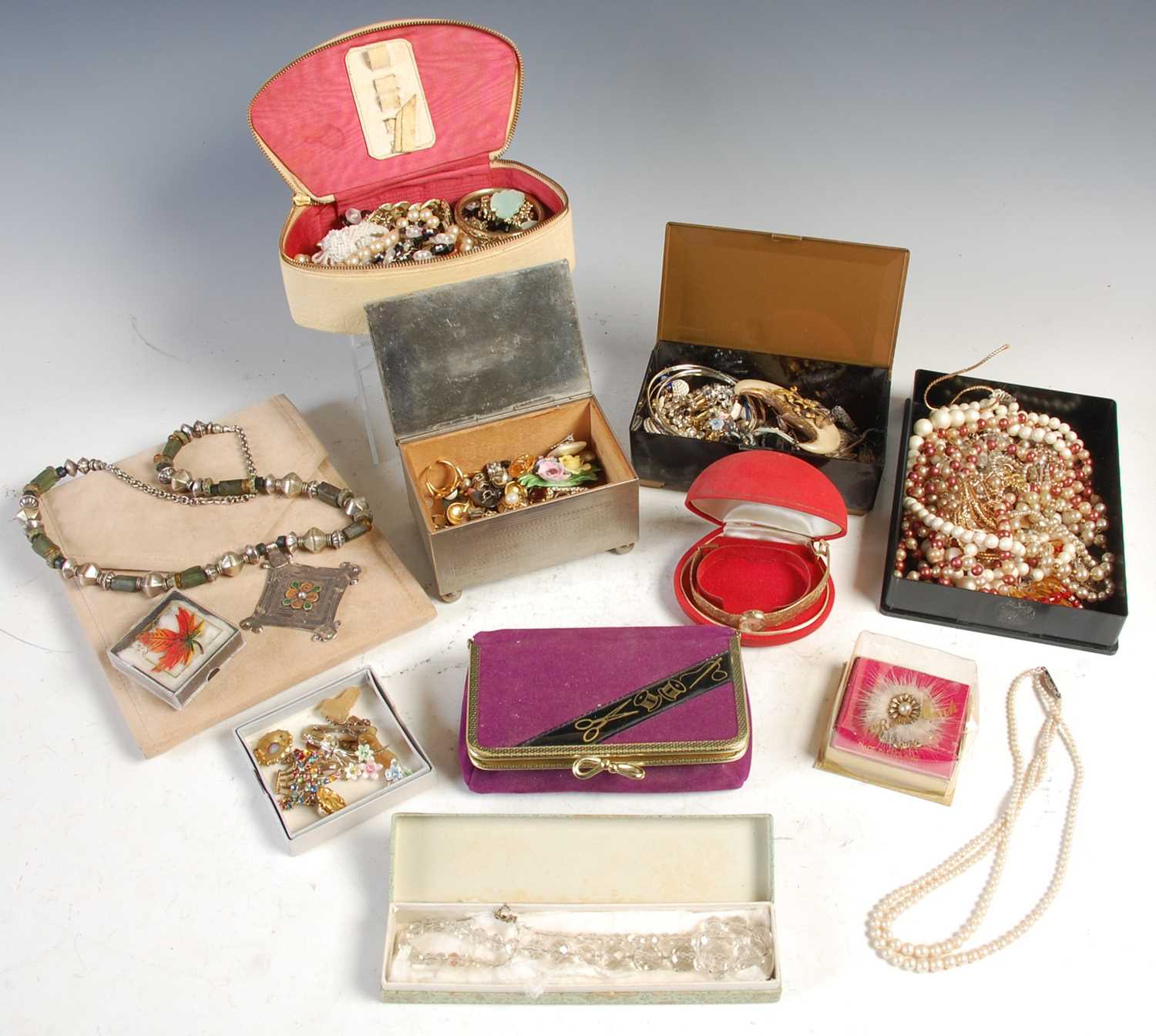 Lot 558 - A box of assorted costume jewellery.