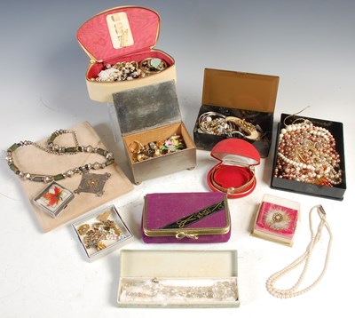 Lot 558 - A box of assorted costume jewellery.