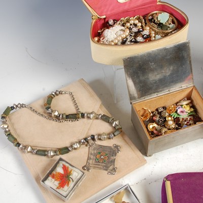 Lot 558 - A box of assorted costume jewellery.