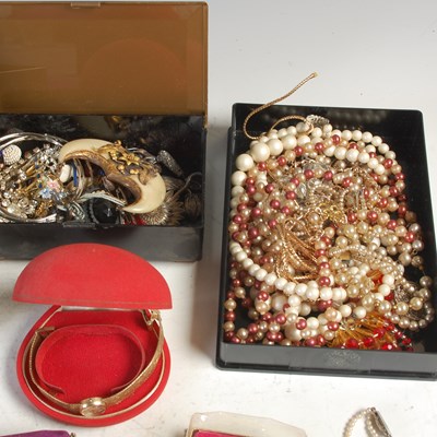 Lot 558 - A box of assorted costume jewellery.