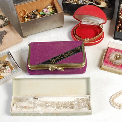 Lot 558 - A box of assorted costume jewellery.