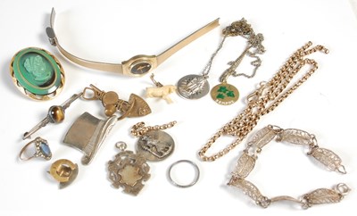Lot 592 - A box of assorted costume jewellery, to...