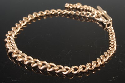 Lot 628 - A graduated 9ct gold Albert chain with T-bar...