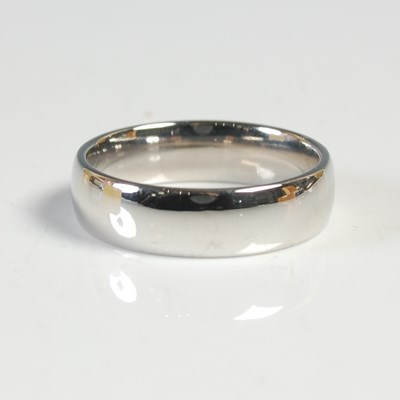 Lot 552 - A gentlemans platinum wedding ring, size U,...