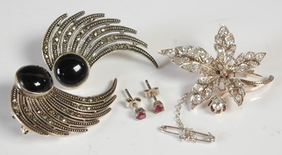 Lot 55 - A small collection of jewellery to include a...
