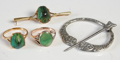 Lot 60 - A small group of jewellery to include a yellow...