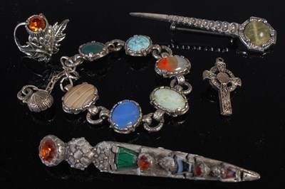Lot 70 - A collection of assorted Scottish themed...