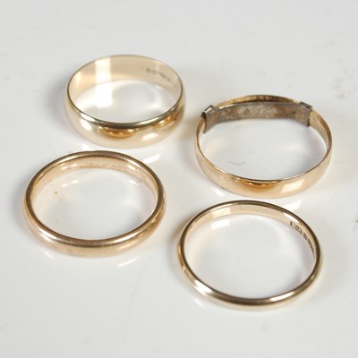 Lot 71 - Three assorted 9ct gold wedding rings, 5.9...