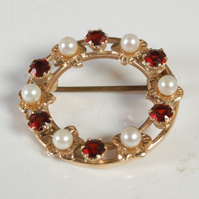 Lot 50 - A 9ct gold, garnet and pearl set circular...