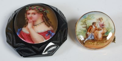 Lot 75 - A yellow metal mounted porcelain brooch,...