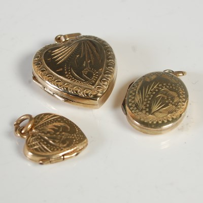 Lot 81 - A 9ct gold heart shaped pendant locket, 1.9...